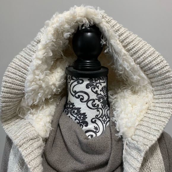 Gap sleeveless sweater with hoodie - Picture 3 of 5